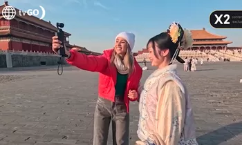 Alessia está en Beijing y mira todo lo que está conociendo
