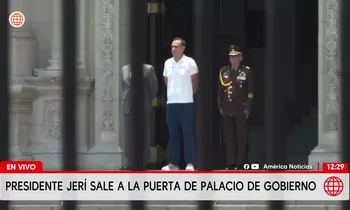 Presidente Jerí sale a la puerta de Palacio de Gobierno