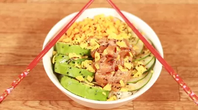 Poke bowl de salmón sano y rápido