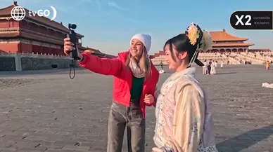 Alessia está en Beijing y mira todo lo que está conociendo
