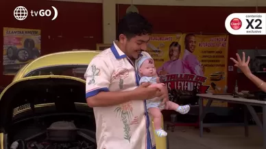 Joel le enseña a su “bebé” Pericles cómo ser el mejor mecánico